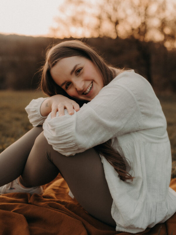 doula outdoor lachen Hypnobirthing, Geburtsvorbereitung, physiologische Geburt, Doula, mentale Geburtsvorbereitung, Schwangerschaftsyoga, Postnatalyoga, Schwangerschaft, Schwangerschaftsmassage, Wochenbettmassage, Motherblessing, Doulabegleitung